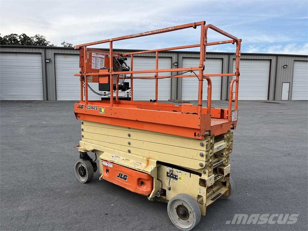 2017 JLG 3246ES