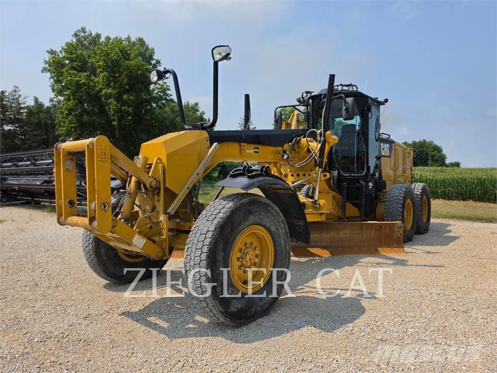 2017 CAT 140M3